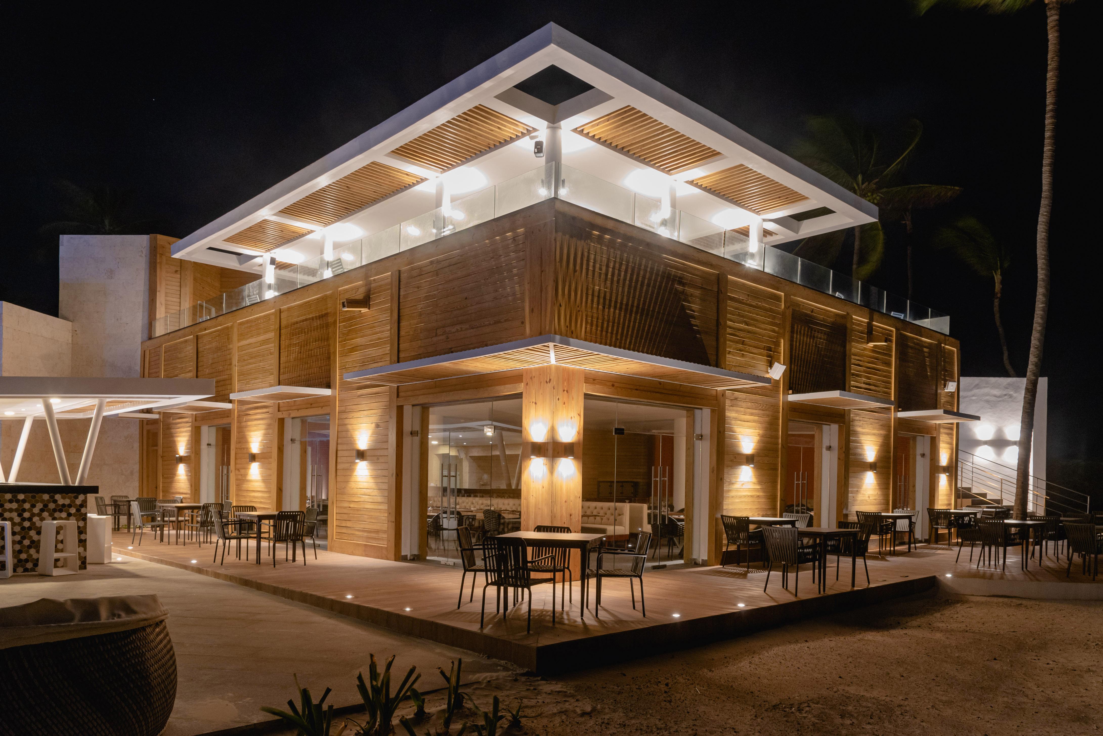 Grand Bavaro Princess All Suites Resort, Spa&Casino Esterno foto The restaurant at the resort
