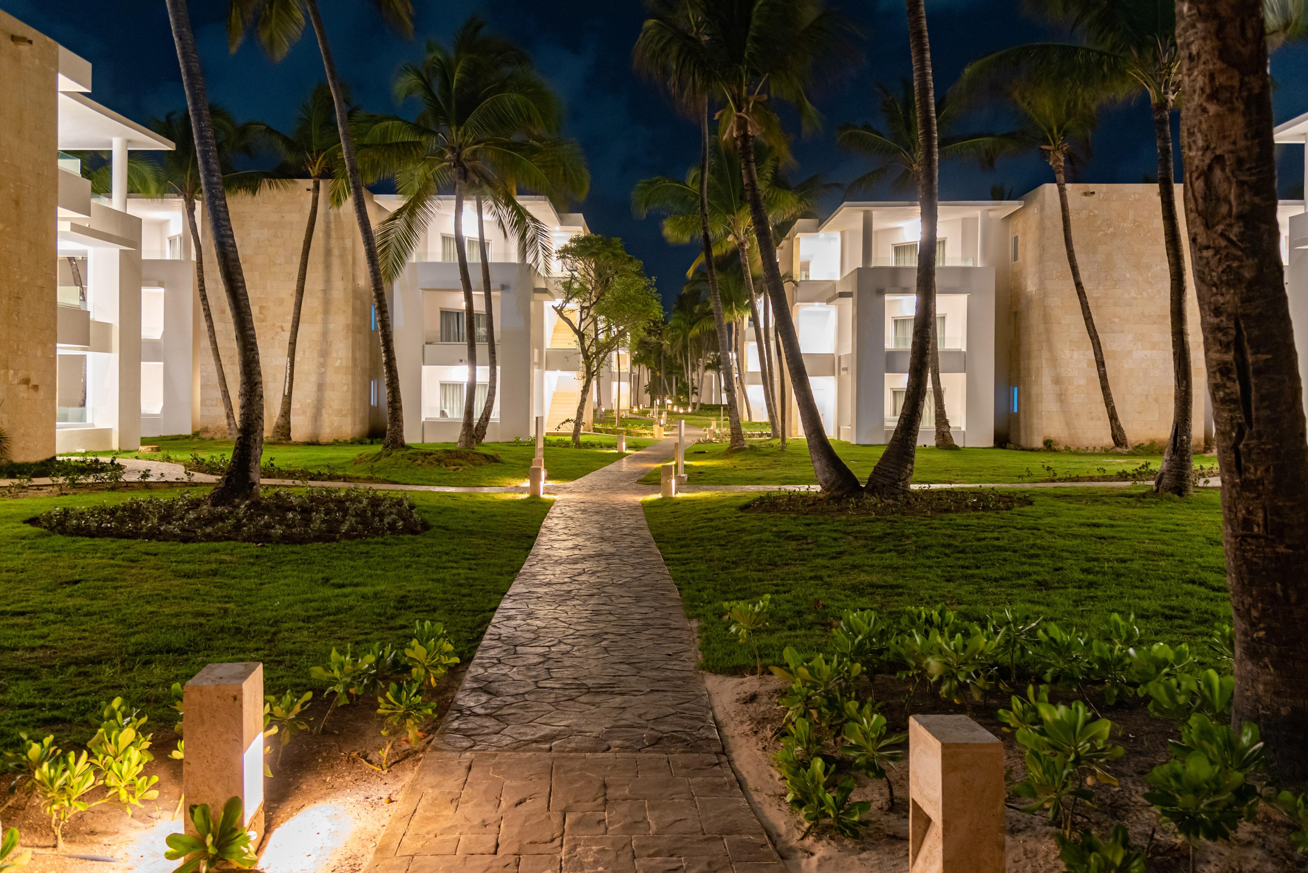 Grand Bavaro Princess All Suites Resort, Spa&Casino Esterno foto The resort at night