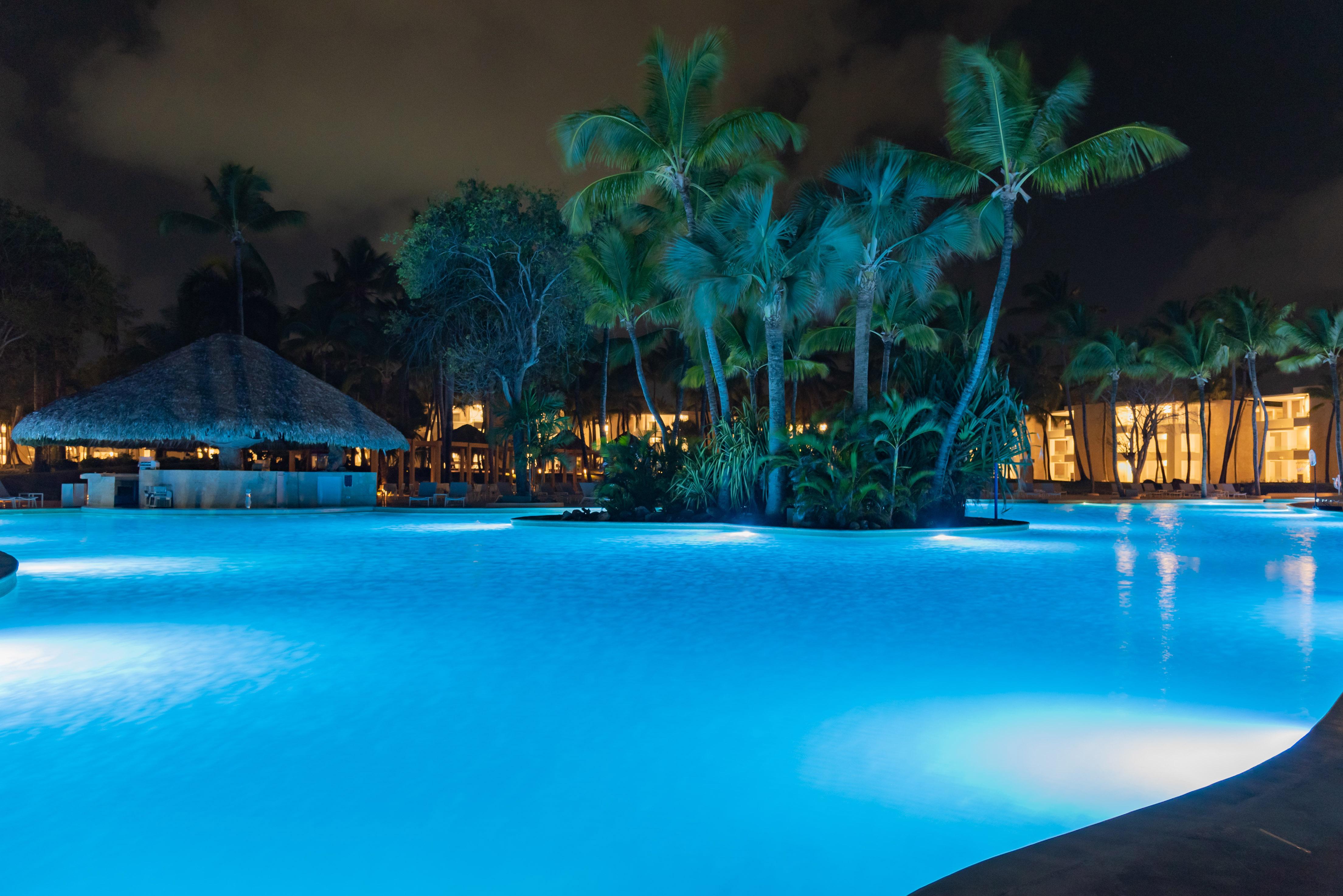 Grand Bavaro Princess All Suites Resort, Spa&Casino Esterno foto The swimming pool at night