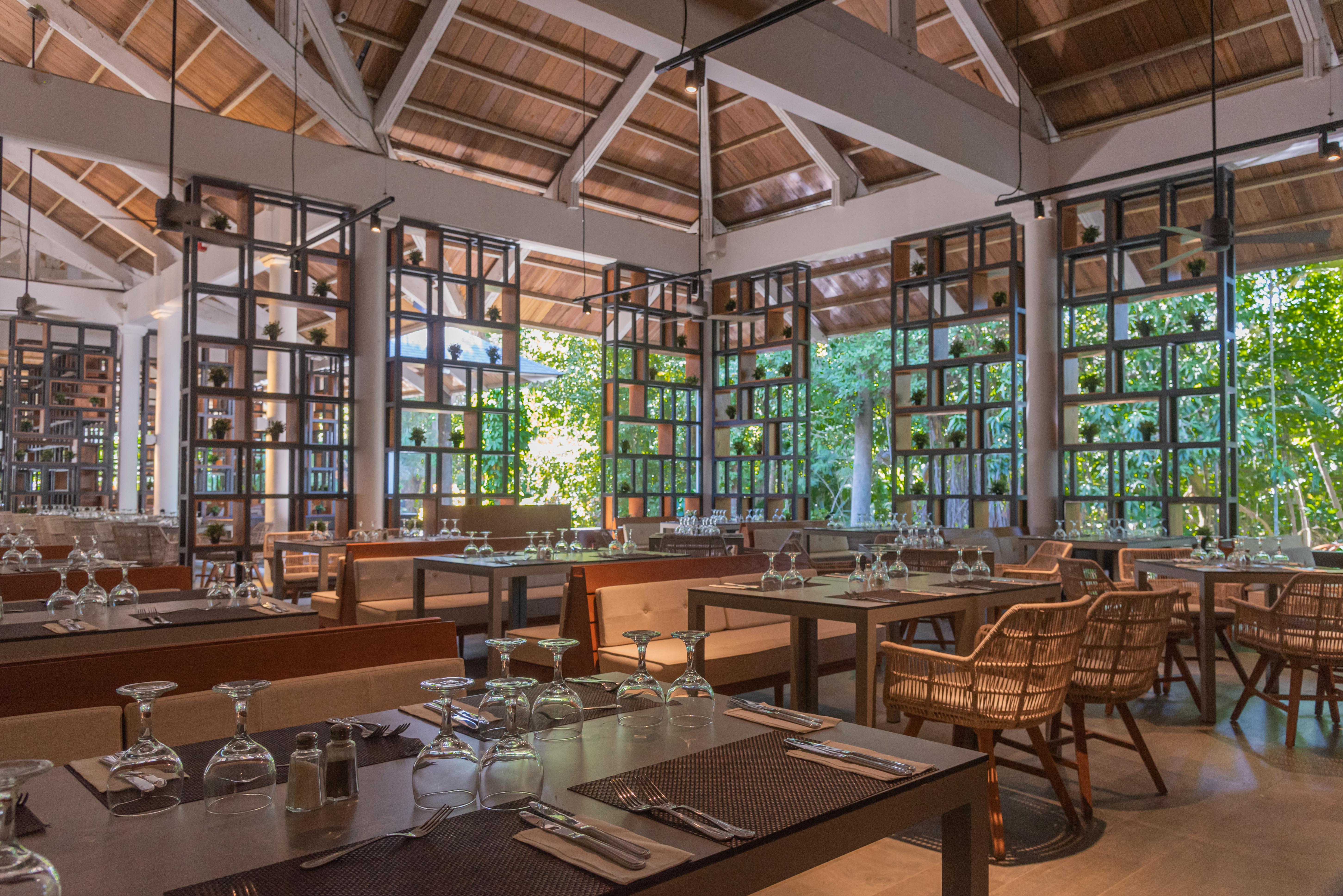 Grand Bavaro Princess All Suites Resort, Spa&Casino Esterno foto The restaurant at the resort