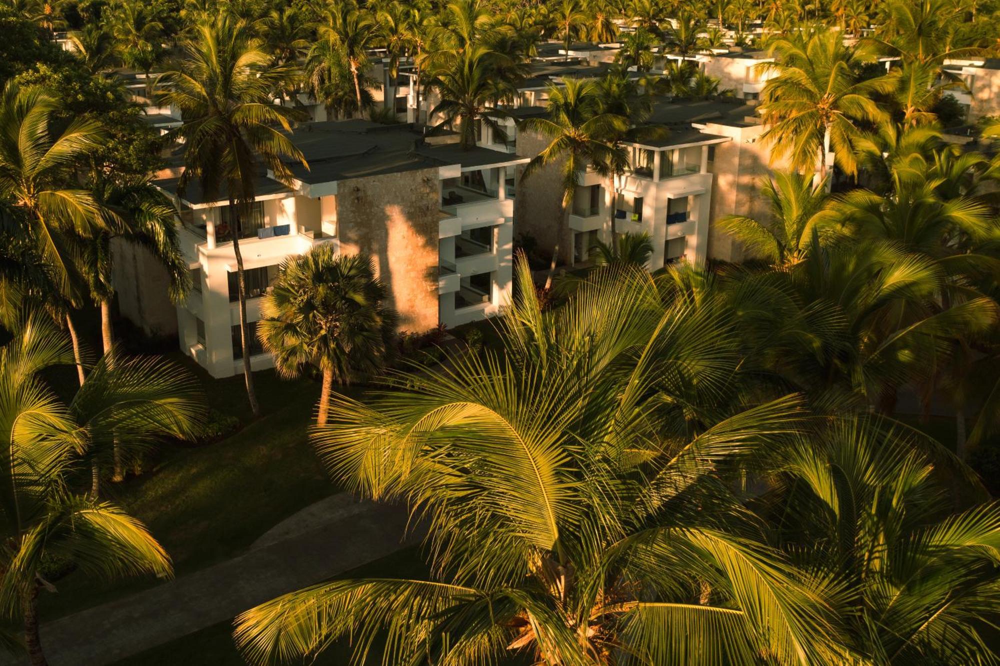 Grand Bavaro Princess All Suites Resort, Spa&Casino Esterno foto The resort at night